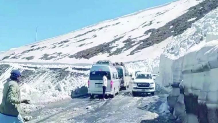  بابو سر ٹاپ پر برفباری ،ٹریفک  معطل ، ٹریول ایڈوائزری جا ری 