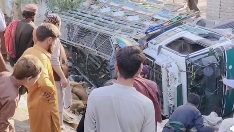 افغانستان:مسافر ٹرک الٹنے سے  12بچوں سمیت 20 جاں بحق