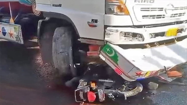  خونی واٹر ٹینکر نے موٹر سائیکل سوار نوجوان کو کچل دیا
