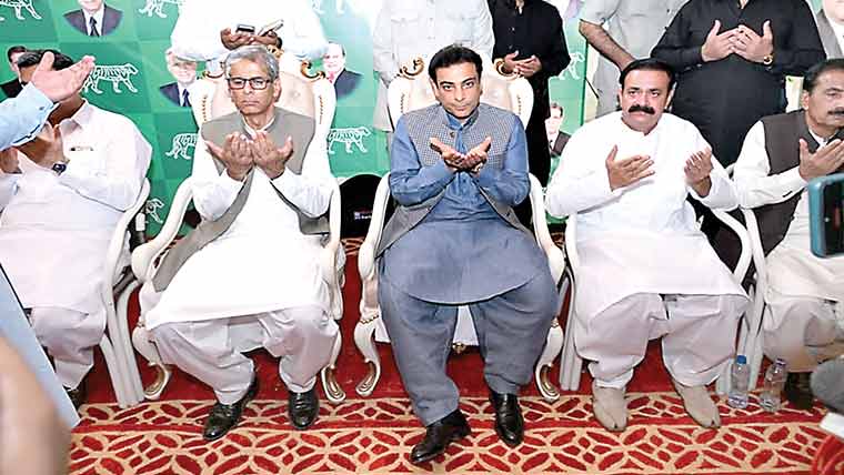 حمزہ شہباز شریف کی تعزیت کیلئے  ایم این اے محمود بشیر ورک کے گھرآمد