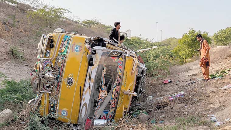  تیز رفتار کوسٹر کھائی میں جا گری  ایک شخص جاں بحق