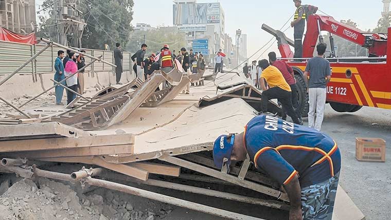 گلشن میں زیر تعمیر یوٹرن کاڈھانچہ زمیں بوس، گارڈ جاں بحق