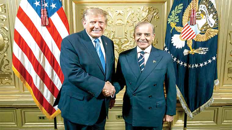  وائٹ ہائوس نے وزیراعظم  شہباز شریف اور صدر ٹرمپ کی  ملاقات کی تصاویر جاری کر دیں
