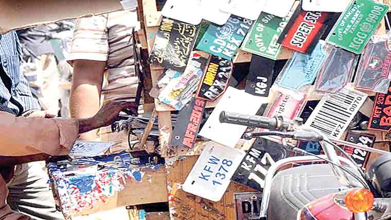بغیر نمبر پلیٹ گاڑی چلانے والا پکڑا گیا