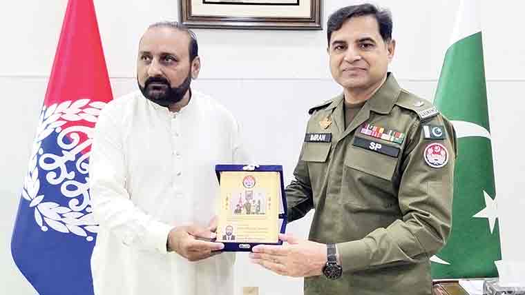  تھلیسیمیا سے متاثرہ بچوں کے  مسائل اجاگر کرنے پر صحافی  رضوان رفیق منہاس کو شیلڈ