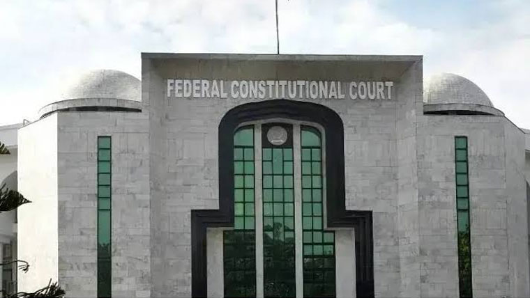 مونال کیس:فریقین کو سنے بغیر فیصلہ سنگین ناانصافی :آئینی عدالت 