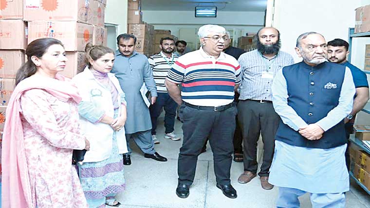 وزیر لیبر کا سوشل سکیورٹی  کے میڈیکل سٹور کا دورہ