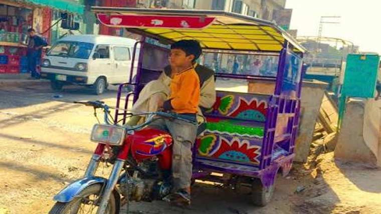 پنڈی بھٹیاں:کم عمر رکشہ ڈرائیورز کی بھرمار،حادثات معمول 