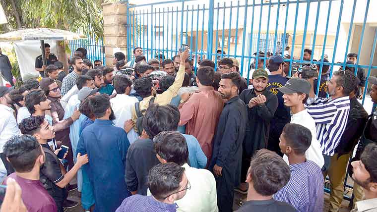 ڈاؤ یونیورسٹی کے باہر متعدد  احتجاجی طلبہ گرفتار