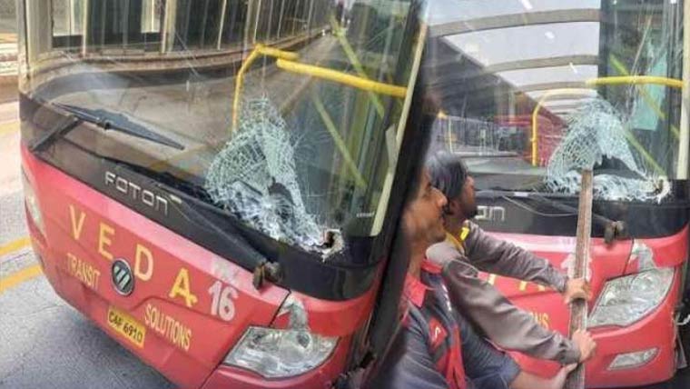  آزادی سٹیشن پر دو میٹرو بسوں میں تصادم، 10مسافر زخمی