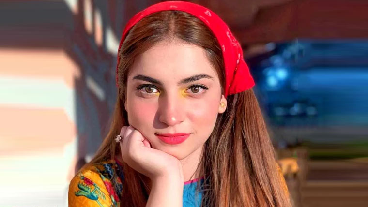 دنانیر مبین نے اداکاری کے بعد  گلوکاری کی دنیا میں قدم رکھ دیا 