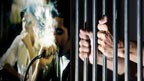 شیشہ نوشی کرنے والے 3افراد گرفتار  حقے، شیشہ فلیور اور دیگر سامان برآمد