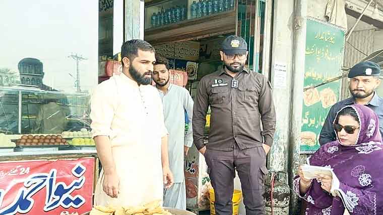 اسسٹنٹ کمشنر کا فیلڈ وزٹ، تجاوزات کے خلاف کارروائی