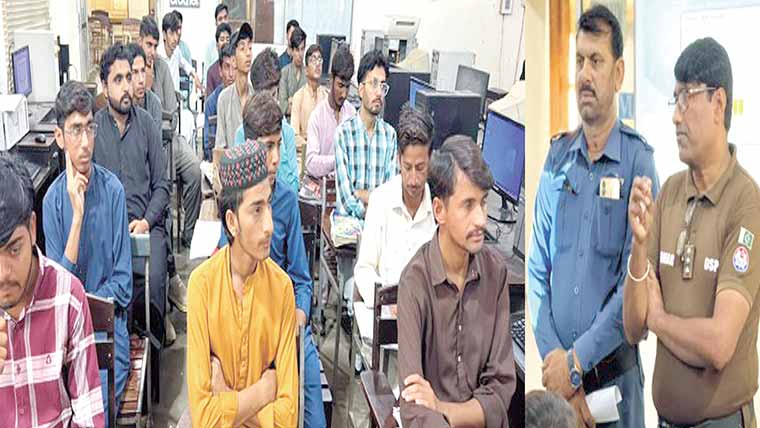  ٹریفک قوانین اور روڈ سیفٹی سے  متعلق آگاہی پمفلٹس بھی تقسیم 