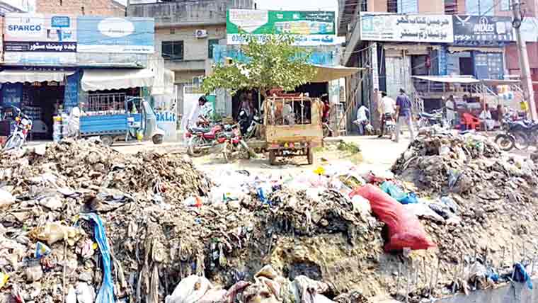 راہوالی:مین بازار پلی سٹاپ کے قریب کوڑ ے کے ڈھیر 