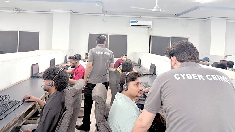 سول لائن میں غیر قانونی کال سینٹر پر چھاپہ،33ملزمان زیرحراست