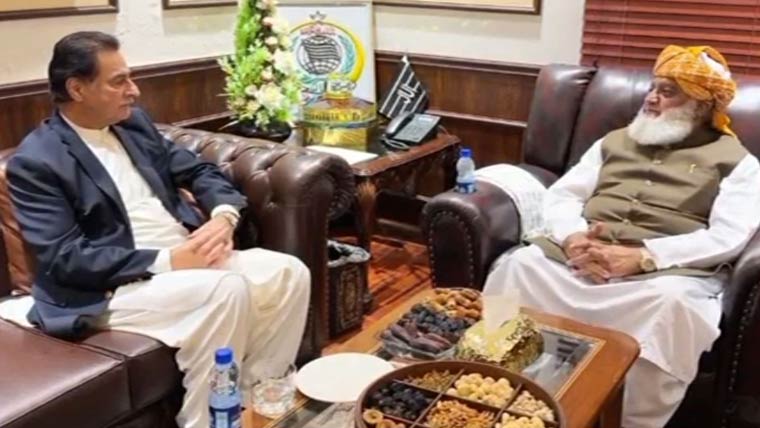 بیک  ڈور  رابطے،سیاسی  راستہ  نکا لا  جارہا  ہے:ایاز  صادق،مولانا  فضل  الرحمٰن  سے  ملاقات