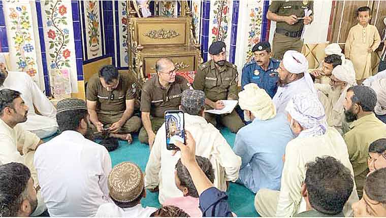 چنیوٹ :مسجد میں کھلی کچہری، ڈی پی او نے مسائل سنے