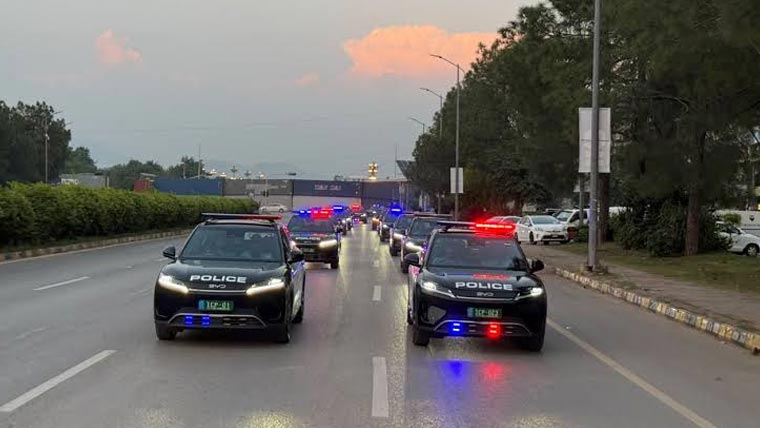 اسلام آباد میں امن و امان کی  بحالی کیلئے پولیس کا فلیگ مارچ 