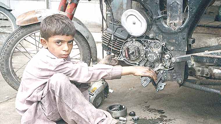 مہنگائی کے ستائے بچے حصول تعلیم کیساتھ مز دوری پر مجبور 