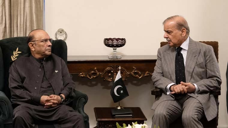 خیبر پختونخوا میں ایمرجنسی لگانے پر اتفاق : ایوان صدر میں زرداری، شہباز شریف ملاقات، آج وفاقی کابینہ فیصلہ کرسکتی، منگل کو قومی اسمبلی اور سینیٹ کے اجلاس طلب کرنے کا فیصلہ، صوبے میں ہنگامہ آرائی سے نمٹنے کی تیاریاں