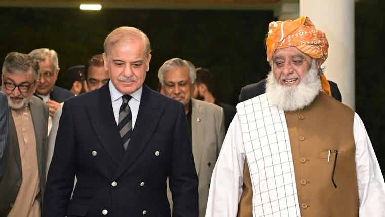 فضل الرحمن کی وزیراعظم سے ملاقات، پی ٹی آئی رہنمائوں کے بھی رابطے