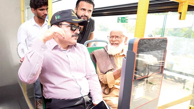 حافظ آباد:ڈپٹی کمشنراوراے سی  کاگرین بس چارجنگ سٹیشن کا دورہ 