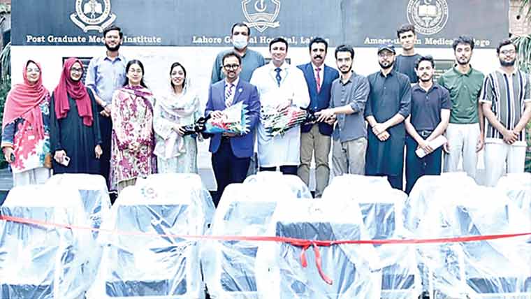 امیر الدین میڈیکل کالج کے طلبہ  کاجنرل ہسپتال کو 15ویل چیئرز کا عطیہ 