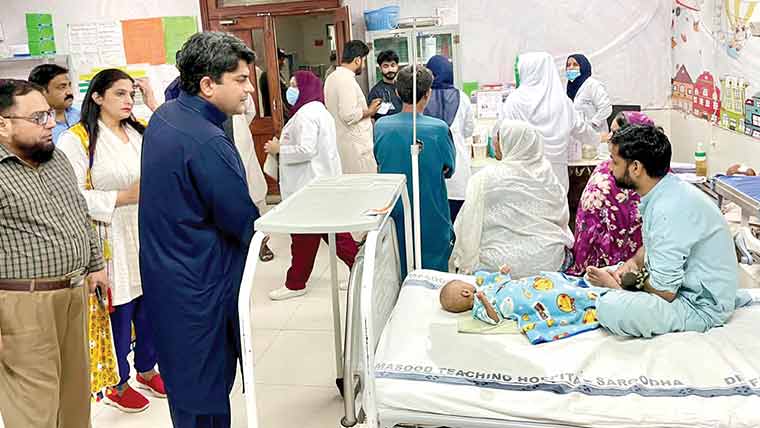 ڈپٹی کمشنر فیصل مسعود ٹیچنگ ہسپتال سرگودھا کا اچانک دورہ 
