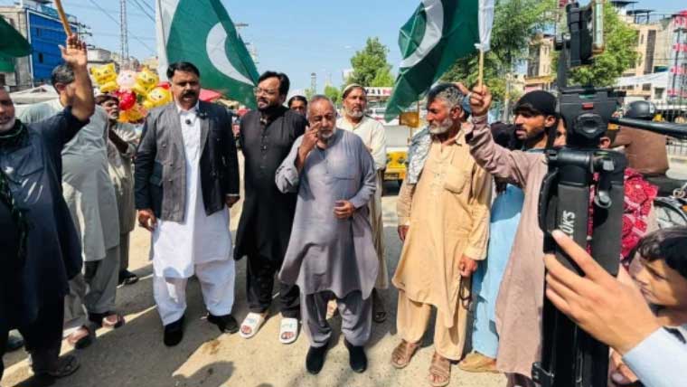  گورنر راج :پختونخواکے مختلف  علاقوں میں جشن ،مٹھائیاں تقسیم 