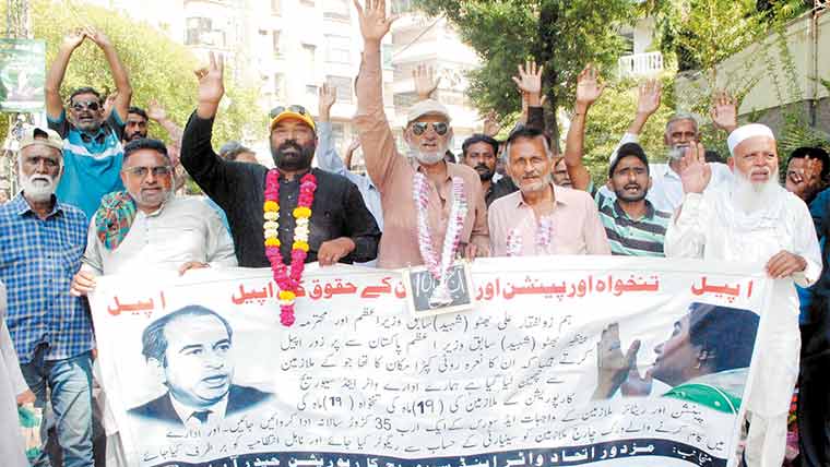 حیدر آباد:واٹر کارپوریشن ملازمین کا تنخواہوں کیلئے 100ویں روز بھی احتجاج