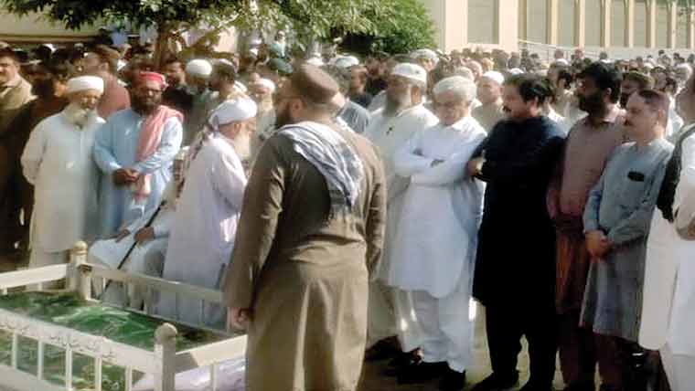 امداد اللہ عباسی کی والدہ  انتقال کر گئیں، نماز جنازہ ادا