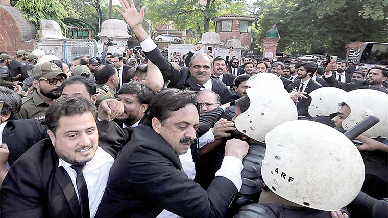 مال روڈ پروکلا کی گورنر راج کیخلاف ریلی، پولیس سے تصادم 