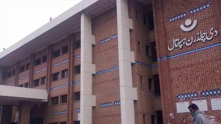 چلڈرن ہسپتال :نرسری وارڈ میں ایک بیڈ پر3سے 4بچے
