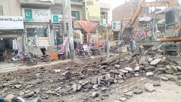 بھاگٹانوالہ :مین بازار میں نالے  اور سڑک کی تعمیر کا کام شروع
