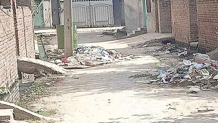 پنڈی بھٹیاں:صفائی کمپنی غائب ،گلی محلوں میں کوڑا جمع 