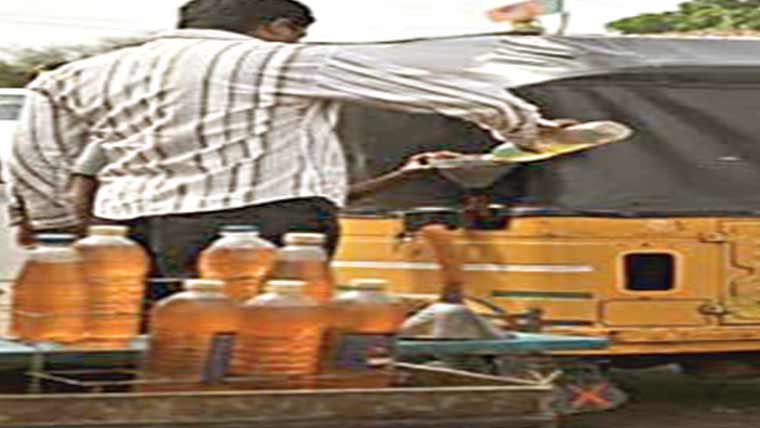 کھلا پٹرول بیچنے والا گرفتار
