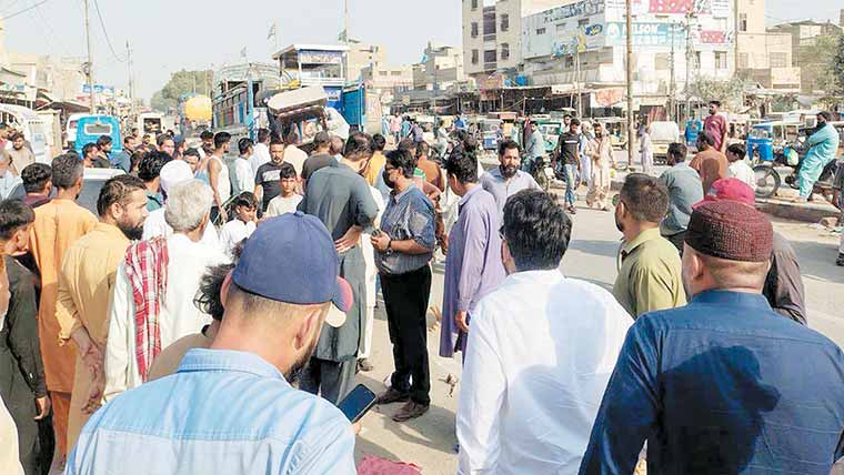 زیب النساء اسٹریٹ پر تجاوزات کے خلاف آپریشن، 12افراد گرفتار