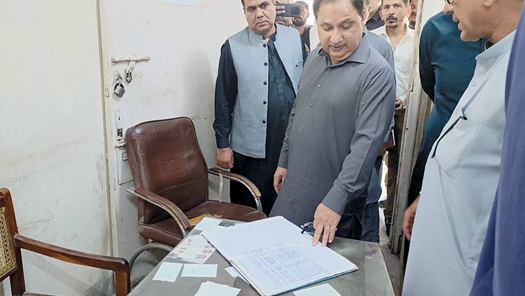 وزیر صنعت کاسائٹ کادورہ،غیرحاضرملازمین پربرہم