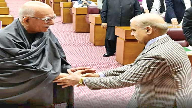 قومی اسمبلی :وزیر اعظم کا بلاول ، اچکزئی  سے مصافحہ،ن لیگ ،پیپلزپارٹی ارکان  کا کھڑے ہو کر شہبازشریف کا استقبال 