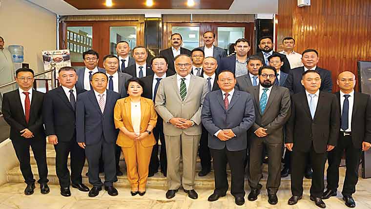 چینی سرمایہ کارپاکستان میں پیداواری  صنعتی یونٹس قائم کریں ،احسن اقبال