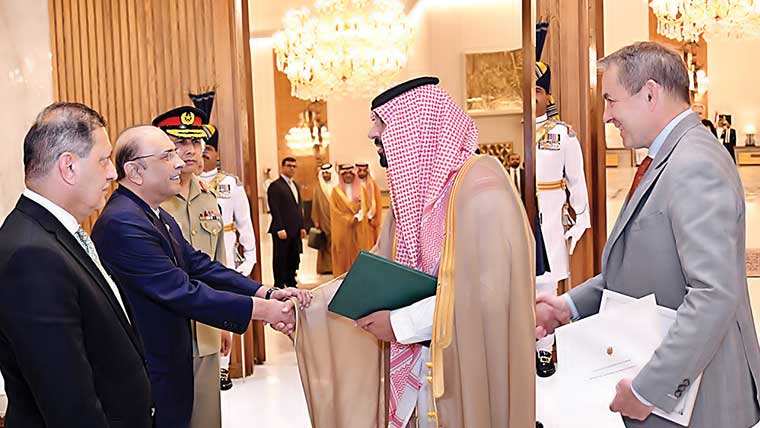صدر سے فرانس ، سعودیہ کے نامزد سفرا کی ملاقات ، اسناد پیش کیں 