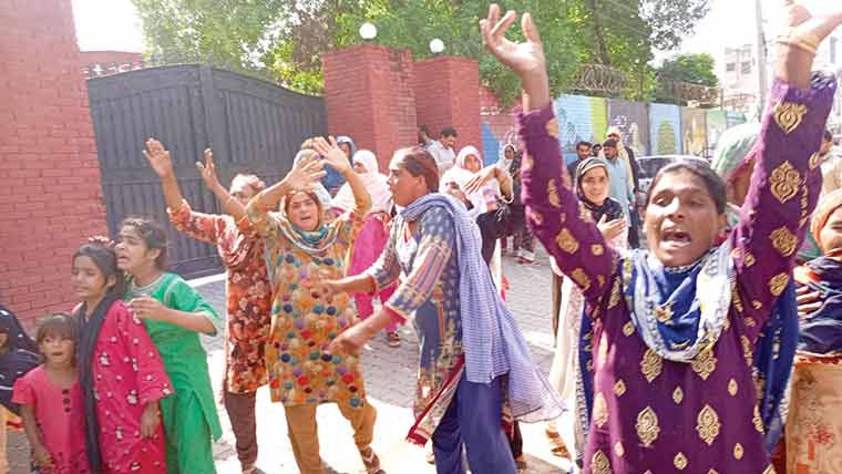 کوٹ مومن:مزدور کے قاتل گرفتار نہ ہوسکے ، لواحقین کا احتجاج