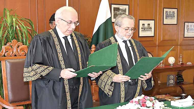 جسٹس منیب اختر نے قائم مقام  چیف جسٹس پاکستان کا حلف اٹھالیا