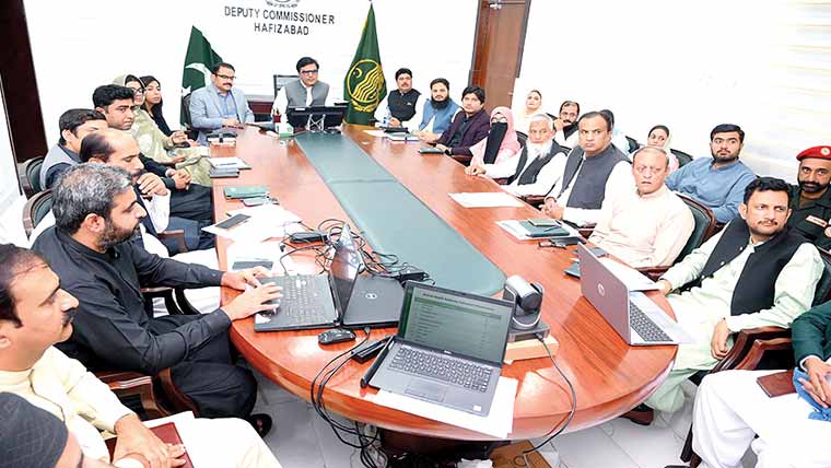 کمشنر کا دورہ حافظ آباد ،انسداد سموگ اقدامات ، صفائی کا جائزہ