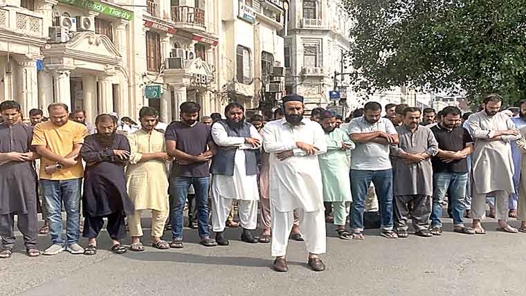 سانحہ پشاور کے شہید بچوں کی  غائبانہ نمازِ جنازہ مال روڈ پر ادا