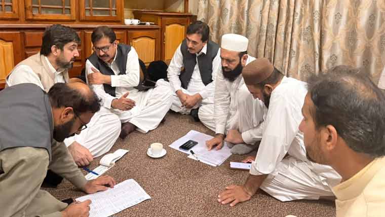 سانحہ سکول پشاور : متاثرین میں ایک کروڑ 90 لاکھ کے چیک تقسیم 
