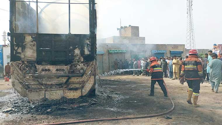 ٹرک میں اچانک آگ بھڑک اٹھنے سے دو افراد جھلس گئے 