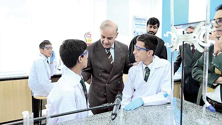  وسائل ذہین بچوں کی راہ میں رکاوٹ ،دانش سکول امیر ، غریب میں فرق ختم: وزیراعظم 