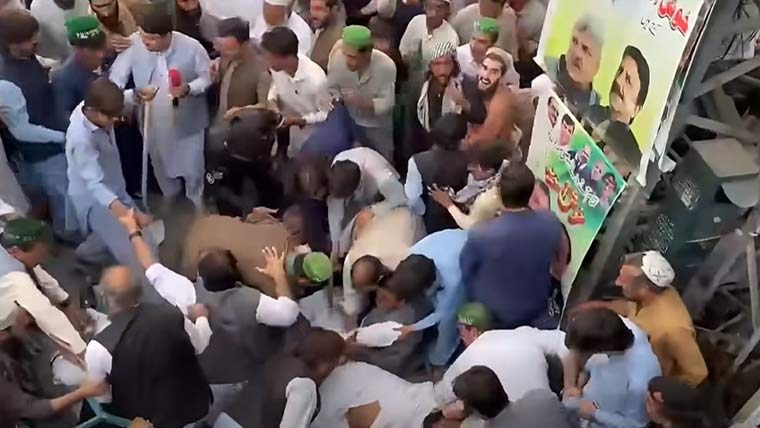 سوات میں ن لیگ کا جلسہ، سٹیج پر لگی  سیڑھی ٹو ٹ گئی ، متعدد کارکن زخمی
